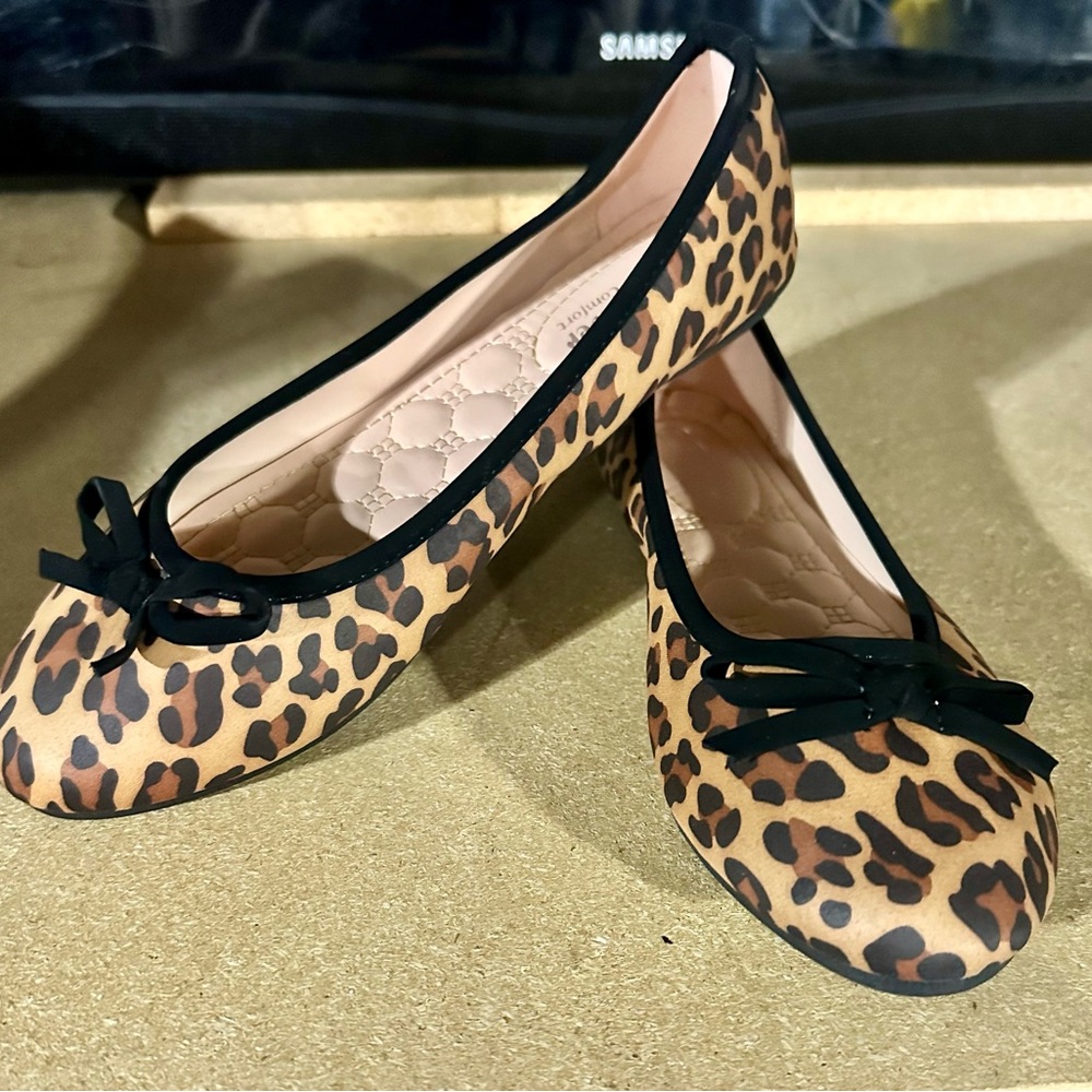 🚫 SOLD 🚫 Women’s animal print ballet flats